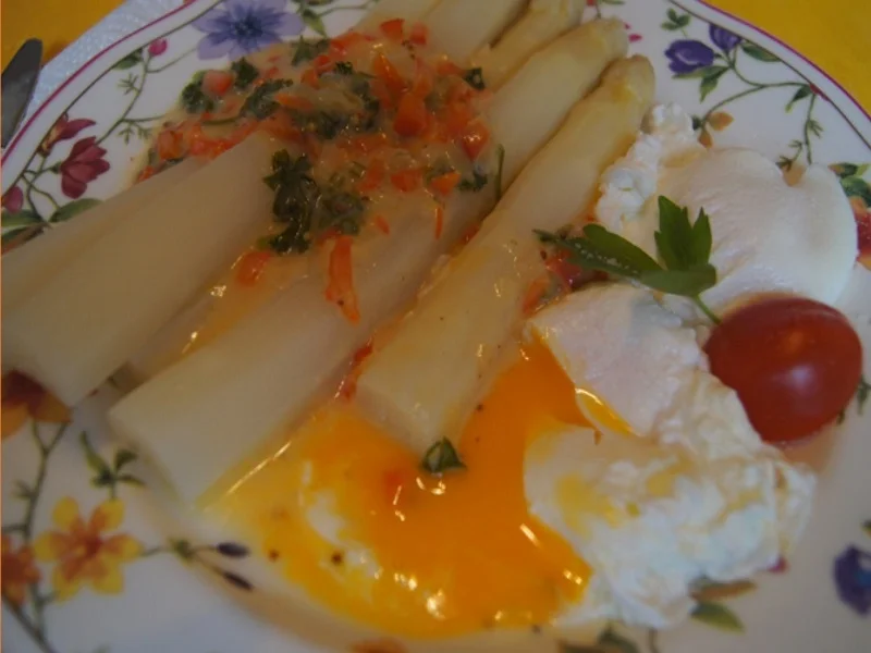 Spargel mit pochierten Eiern und herzhafter Sauce - Rezept - Bild Nr. 8118