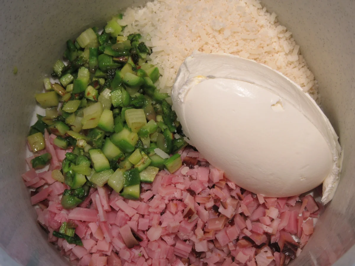 Rezept: Pasta: Nudelherzen mit Spargelfüllung auf chremigem Mangold Bild Nr. 8107 Pasta: Nudelherzen mit Spargelfüllung auf chremigem Mangold - Rezept - Bild Nr. 8107