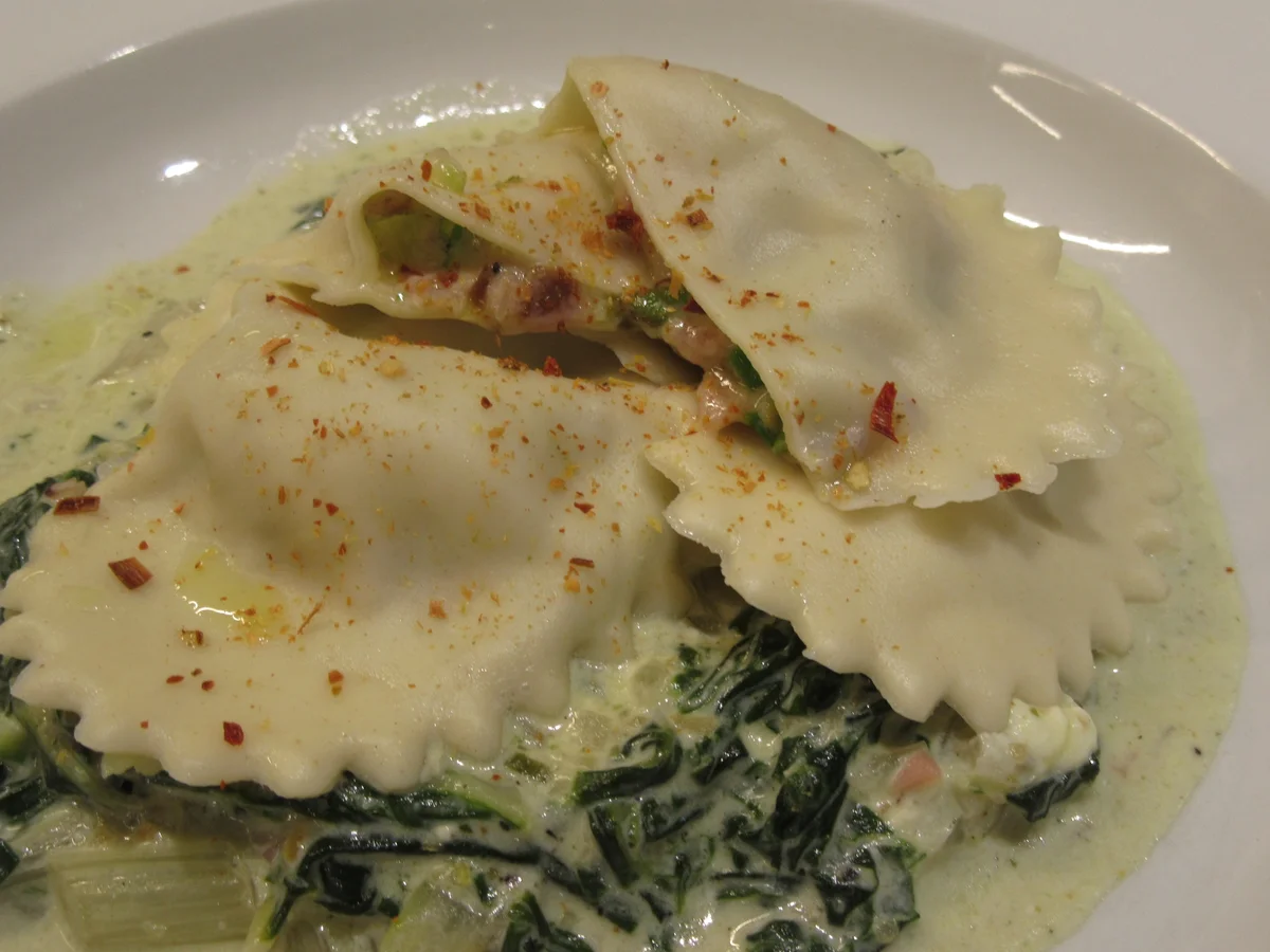 Rezept: Pasta: Nudelherzen mit Spargelfüllung auf chremigem Mangold Bild Nr. 8115 Pasta: Nudelherzen mit Spargelfüllung auf chremigem Mangold - Rezept - Bild Nr. 8115