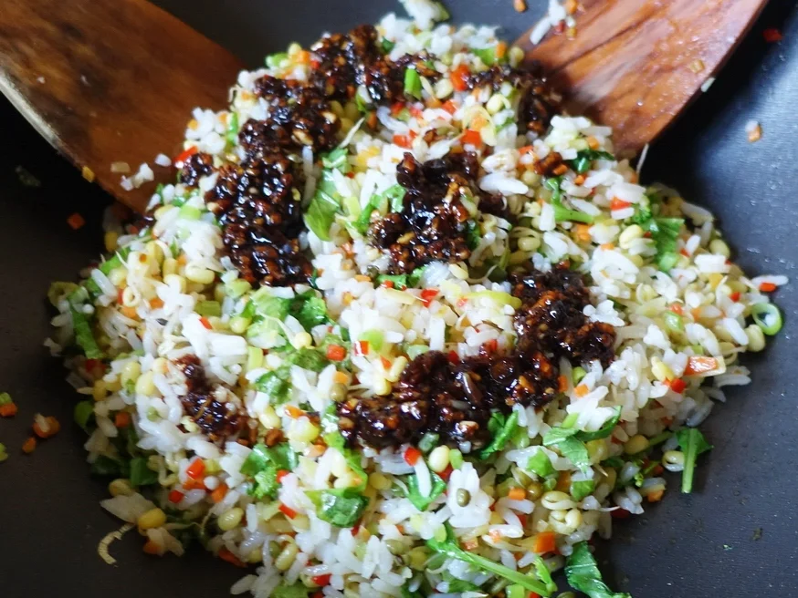 Würziger, balinesischer Kokosreis mit Eiern und Cashewnüssen - Rezept - Bild Nr. 8111