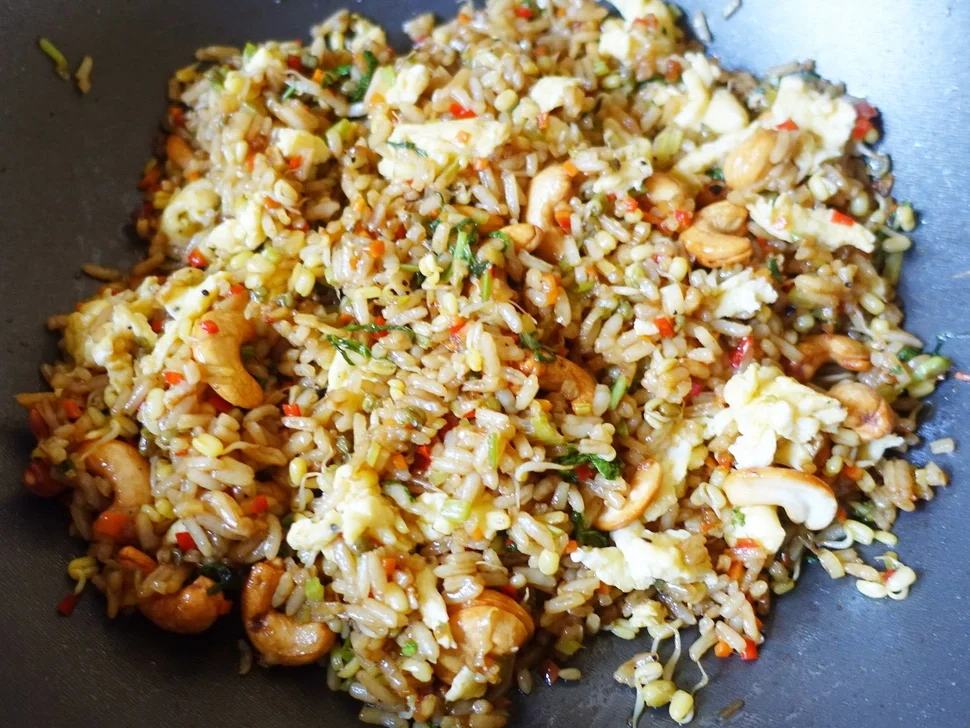 Würziger, balinesischer Kokosreis mit Eiern und Cashewnüssen - Rezept - Bild Nr. 8112