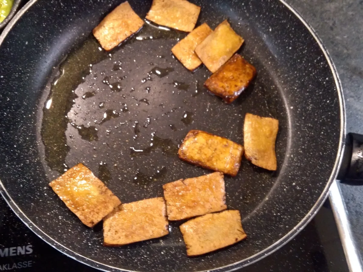 Venere Risotto mit grünem Spargel und Tofu-Chips  - Rezept - Bild Nr. 8108