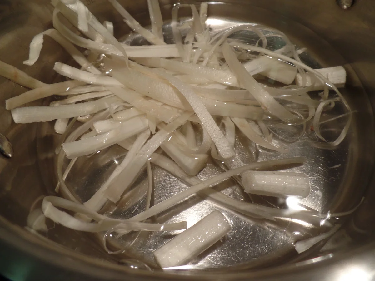 Rezept: Kokos-Spargelcremesuppe mit Mischpilzen und Ingwer-Hähnchen Bild Nr. 8143 Kokos-Spargelcremesuppe mit Mischpilzen und Ingwer-Hähnchen - Rezept - Bild Nr. 8143