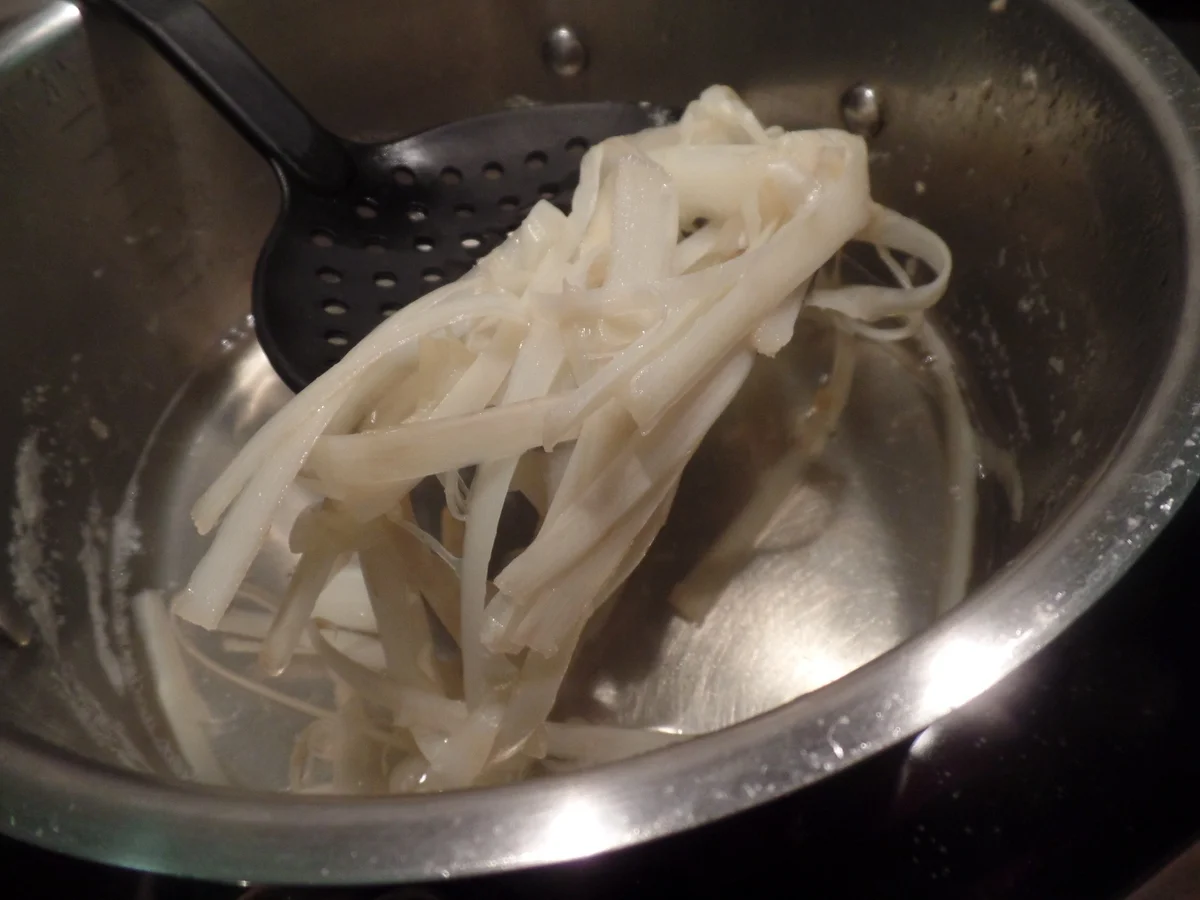 Rezept: Kokos-Spargelcremesuppe mit Mischpilzen und Ingwer-Hähnchen Bild Nr. 8144 Kokos-Spargelcremesuppe mit Mischpilzen und Ingwer-Hähnchen - Rezept - Bild Nr. 8144