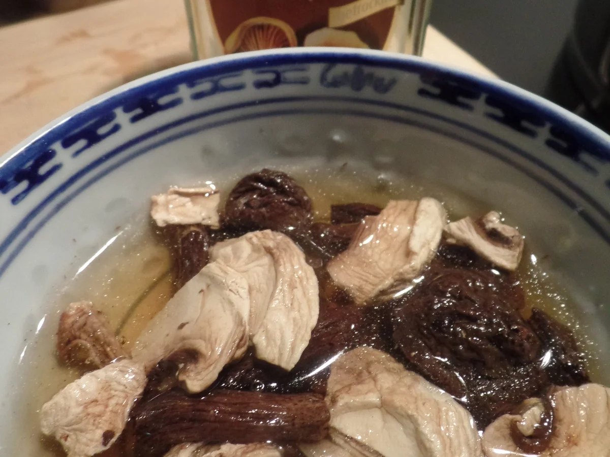 Rezept: Kokos-Spargelcremesuppe mit Mischpilzen und Ingwer-Hähnchen Bild Nr. 8146 Kokos-Spargelcremesuppe mit Mischpilzen und Ingwer-Hähnchen - Rezept - Bild Nr. 8146