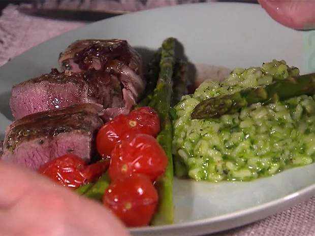 Kräuter-Lammlachs in Bacon mit Bärlauch-Risotto, grünem Spargel und Ofentomaten - Rezept - Bild Nr. 2