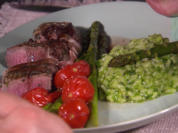 Rezept: Kräuter-Lammlachs in Bacon mit Bärlauch-Risotto, grünem Spargel und Ofentomaten Bild Nr. 2 Kräuter-Lammlachs in Bacon mit Bärlauch-Risotto, grünem Spargel und Ofentomaten - Rezept - Bild Nr. 2