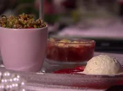 "Erdbeerige Glücksmomente": Erdbeercrumble und-carpaccio mit Vanilleeis - Rezept - Bild Nr. 8140
