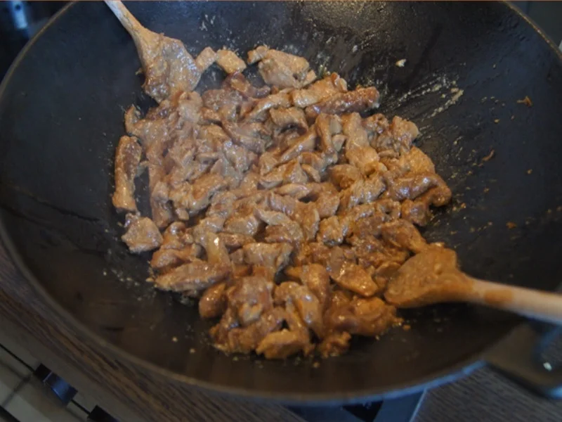 Schweinefilet mit Austernsauce und Gemüse im Wok und gelber Basmatireis - Rezept - Bild Nr. 8142