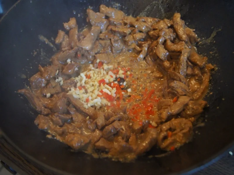 Schweinefilet mit Austernsauce und Gemüse im Wok und gelber Basmatireis - Rezept - Bild Nr. 8142