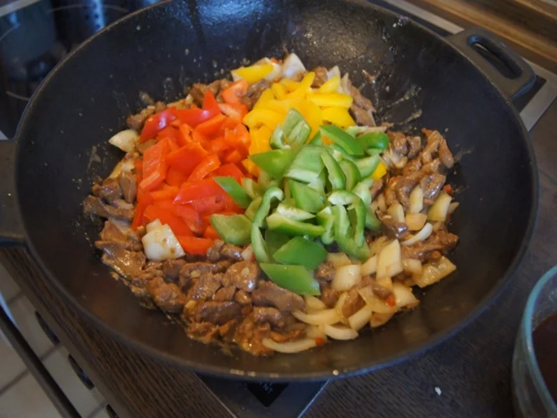 Schweinefilet mit Austernsauce und Gemüse im Wok und gelber Basmatireis - Rezept - Bild Nr. 8142