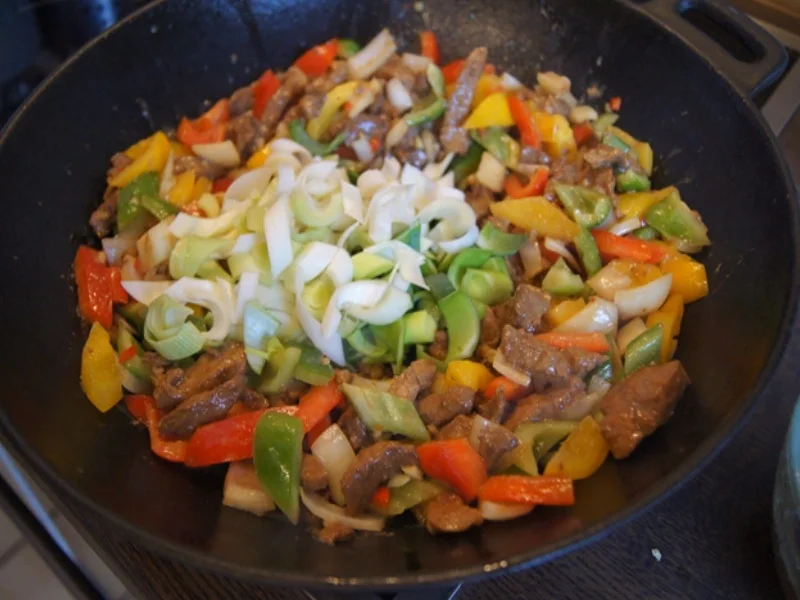 Schweinefilet mit Austernsauce und Gemüse im Wok und gelber Basmatireis - Rezept - Bild Nr. 8142