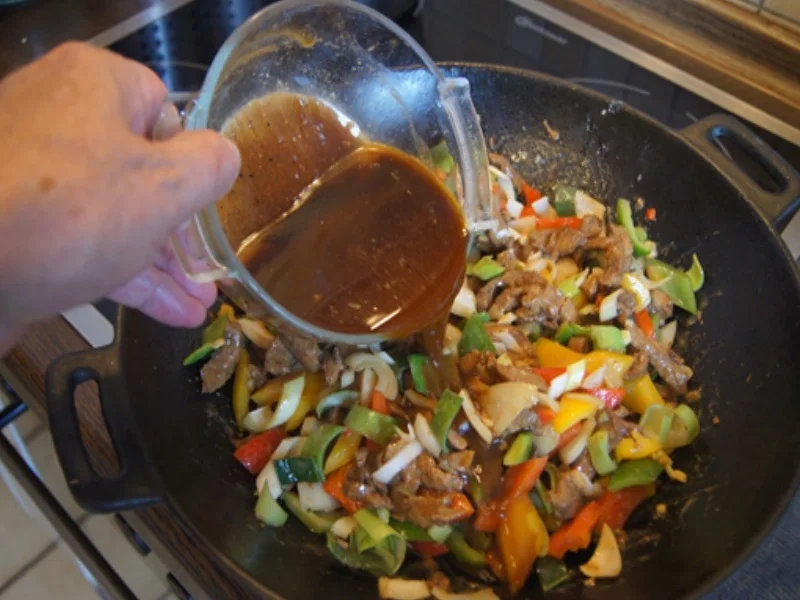 Schweinefilet mit Austernsauce und Gemüse im Wok und gelber Basmatireis - Rezept - Bild Nr. 8142