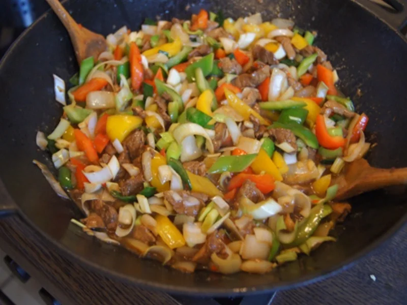 Schweinefilet mit Austernsauce und Gemüse im Wok und gelber Basmatireis - Rezept - Bild Nr. 8142