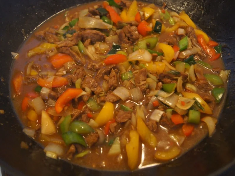 Schweinefilet mit Austernsauce und Gemüse im Wok und gelber Basmatireis - Rezept - Bild Nr. 8142