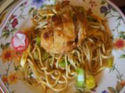 Frittierte Putenschnitzel auf chinesischen Bratnudeln - Rezept - Bild Nr. 8142