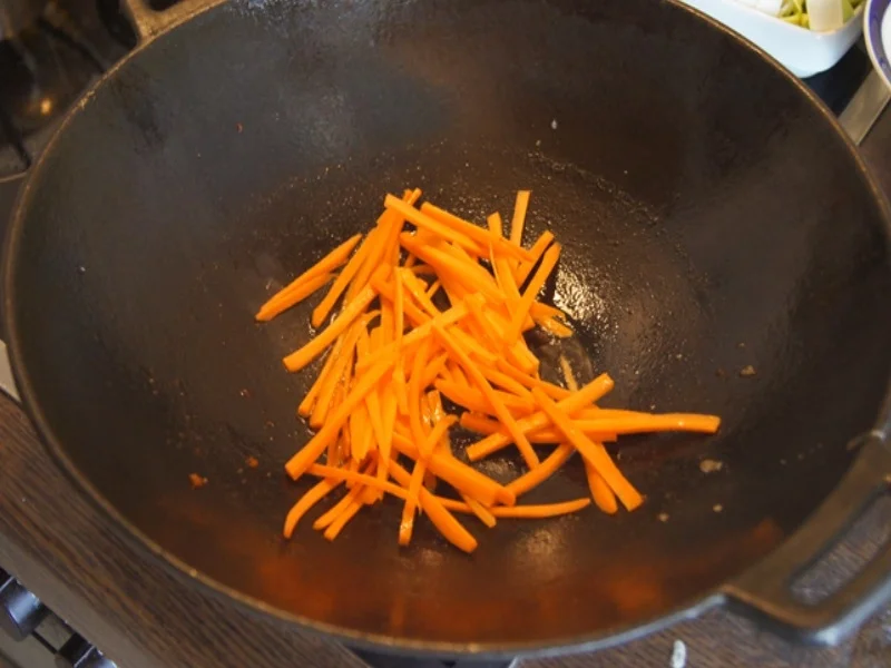 Rezept: Frittierte Putenschnitzel auf chinesischen Bratnudeln Bild Nr. 8156 Frittierte Putenschnitzel auf chinesischen Bratnudeln - Rezept - Bild Nr. 8156