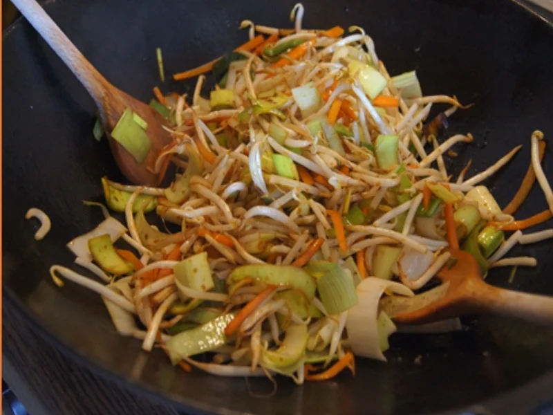 Rezept: Frittierte Putenschnitzel auf chinesischen Bratnudeln Bild Nr. 8159 Frittierte Putenschnitzel auf chinesischen Bratnudeln - Rezept - Bild Nr. 8159