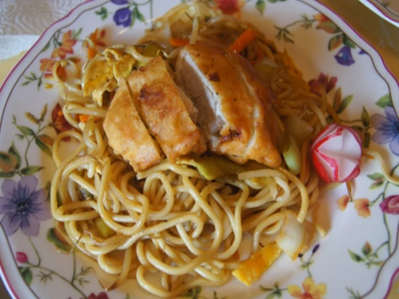 Rezept: Frittierte Putenschnitzel auf chinesischen Bratnudeln Bild Nr. 8163 Frittierte Putenschnitzel auf chinesischen Bratnudeln - Rezept - Bild Nr. 8163