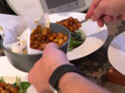 Feldsalat mit pikanten Bratkartoffelwürfeln und Speck mit Kürbiskernöl-Dressing - Rezept - Bild Nr. 8149