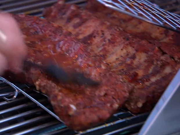 Rezept: Butterweich gegrillte Spareribs mit Coleslaw mit Sour Cream Dip und Kräuter-Wedges Bild Nr. 2 Butterweich gegrillte Spareribs mit Coleslaw mit Sour Cream Dip und Kräuter-Wedges - Rezept - Bild Nr. 2