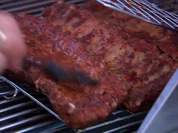 Butterweich gegrillte Spareribs mit Coleslaw mit Sour Cream Dip und Kräuter-Wedges - Rezept - Bild Nr. 2