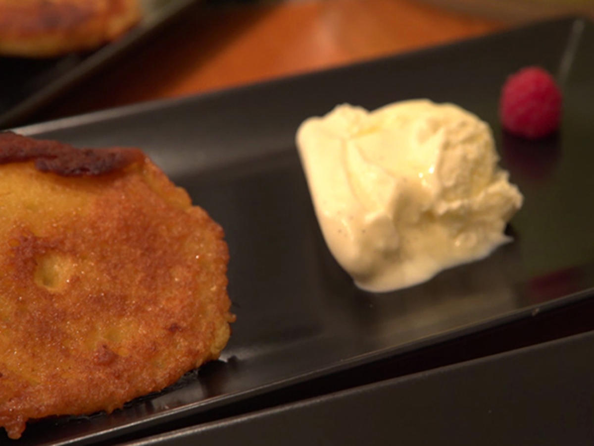 Apfelküchle im Bierteig mit Vanilleeis - Rezept - kochbar.de