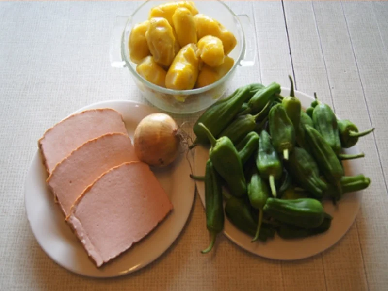 Panierter Leberkäse mit Pimentos und herzhaften Bratkartoffeln - Rezept - Bild Nr. 8150