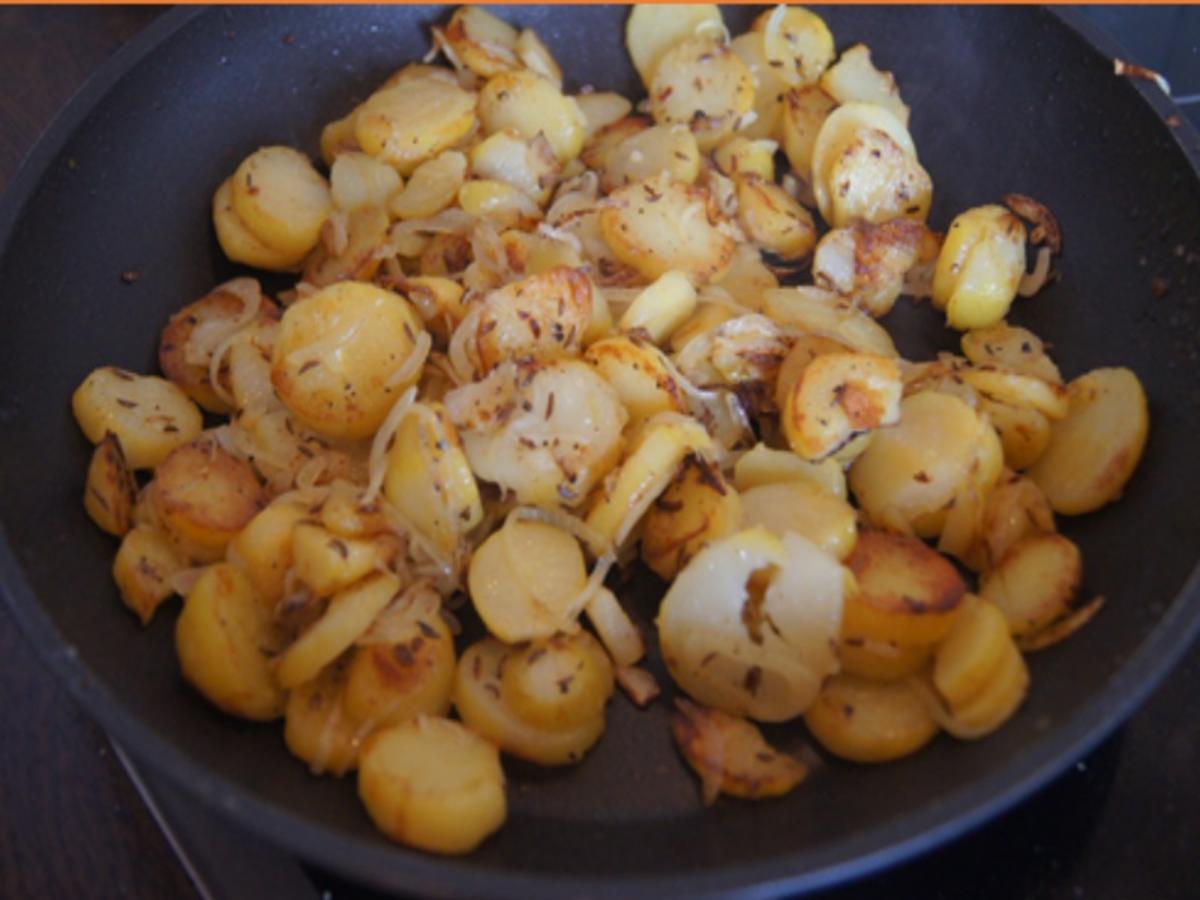 Panierter Leberkäse mit Pimentos und herzhaften Bratkartoffeln - Rezept - Bild Nr. 8163