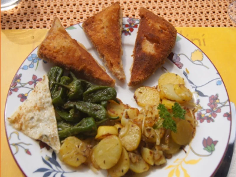 Panierter Leberkäse mit Pimentos und herzhaften Bratkartoffeln - Rezept - Bild Nr. 8165