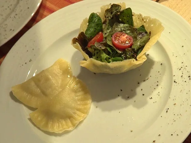 Zweierlei Mezzelune an Nussbutter und Salat im Körbchen - Rezept - Bild Nr. 8152