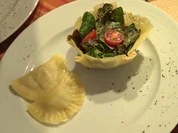 Zweierlei Mezzelune an Nussbutter und Salat im Körbchen - Rezept - Bild Nr. 8152