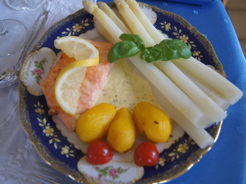 Rezept: Frischer Spargel mit Lachsfilet, gelben Drillingen und Sauce Hollandaise mit Kräutern Bild Nr. 2 Frischer Spargel mit Lachsfilet, gelben Drillingen und Sauce Hollandaise mit Kräutern - Rezept - Bild Nr. 2
