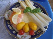 Frischer Spargel mit Lachsfilet, gelben Drillingen und Sauce Hollandaise mit Kräutern - Rezept - Bild Nr. 2