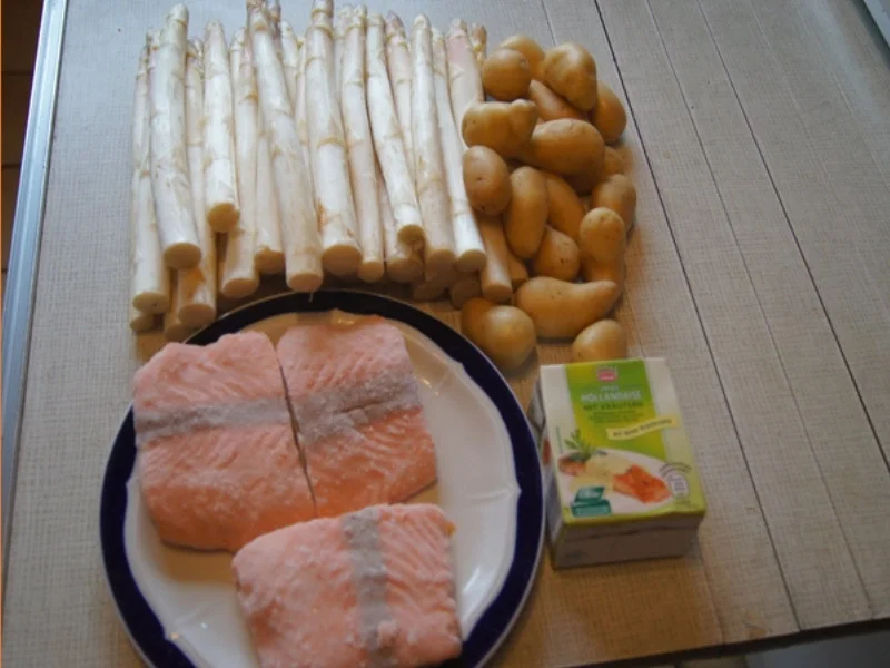 Rezept: Frischer Spargel mit Lachsfilet, gelben Drillingen und Sauce Hollandaise mit Kräutern Bild Nr. 3 Frischer Spargel mit Lachsfilet, gelben Drillingen und Sauce Hollandaise mit Kräutern - Rezept - Bild Nr. 3