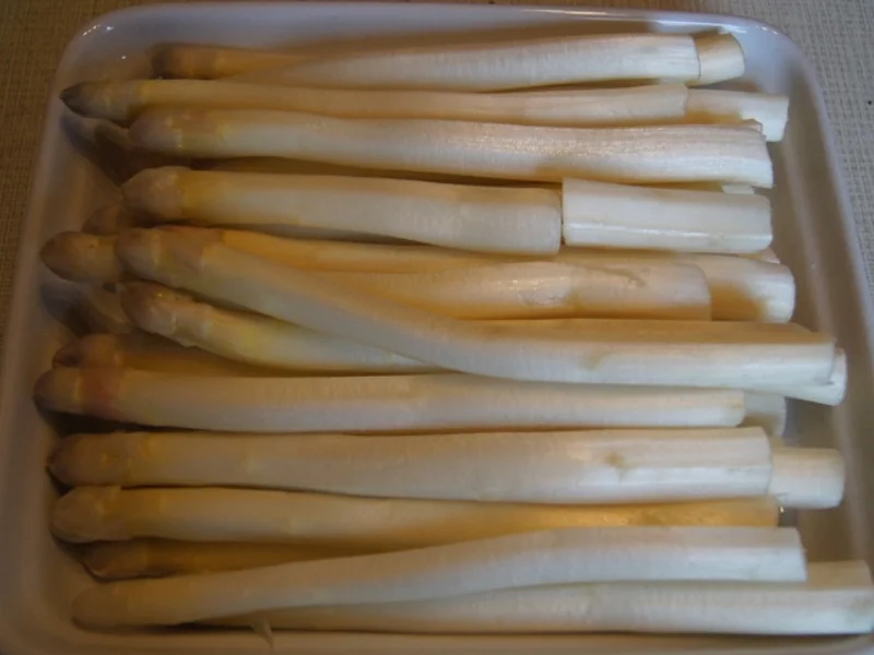 Rezept: Frischer Spargel mit Lachsfilet, gelben Drillingen und Sauce Hollandaise mit Kräutern Bild Nr. 4 Frischer Spargel mit Lachsfilet, gelben Drillingen und Sauce Hollandaise mit Kräutern - Rezept - Bild Nr. 4