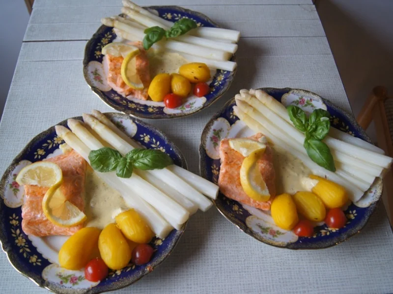 Rezept: Frischer Spargel mit Lachsfilet, gelben Drillingen und Sauce Hollandaise mit Kräutern Bild Nr. 10 Frischer Spargel mit Lachsfilet, gelben Drillingen und Sauce Hollandaise mit Kräutern - Rezept - Bild Nr. 10