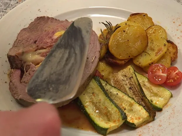Sizilianischer „Farsumagru“ mit Rosmarinkartoffeln und Zucchini - Rezept - Bild Nr. 8149