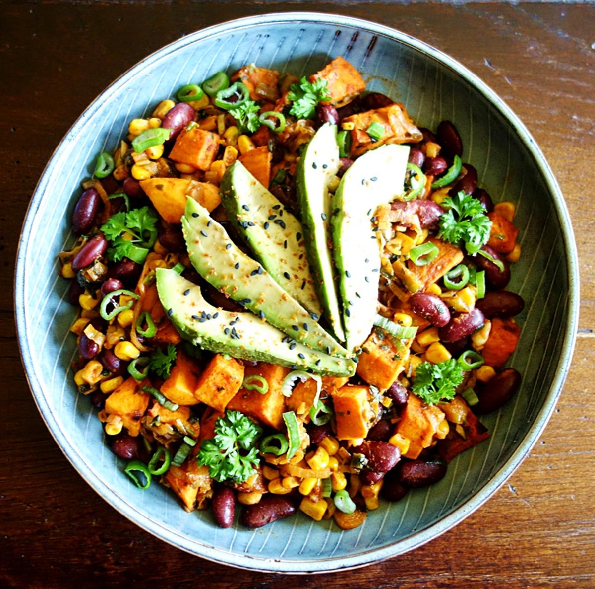 Mexikanische Süßkartoffel-Bohnen-Pfanne mit Avocado