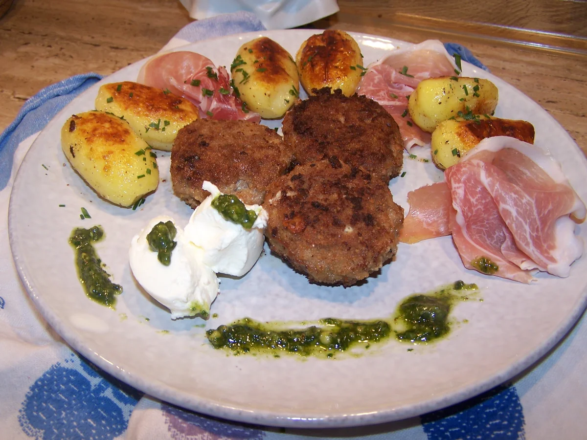 Rezept: Hackfleischpflanzerl mit Drilling Kartöffelchen Bild Nr. 8150 Hackfleischpflanzerl mit Drilling Kartöffelchen - Rezept - Bild Nr. 8150