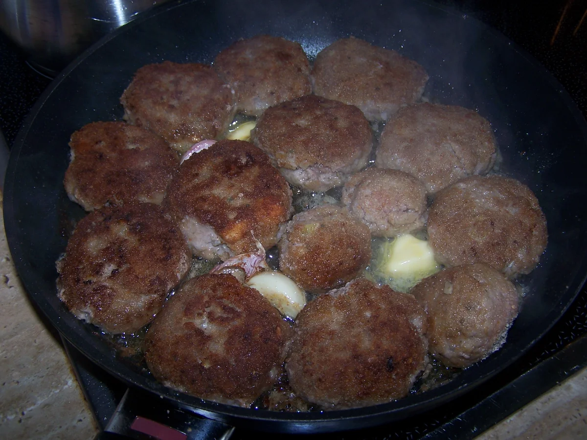 Rezept: Hackfleischpflanzerl mit Drilling Kartöffelchen Bild Nr. 8159 Hackfleischpflanzerl mit Drilling Kartöffelchen - Rezept - Bild Nr. 8159