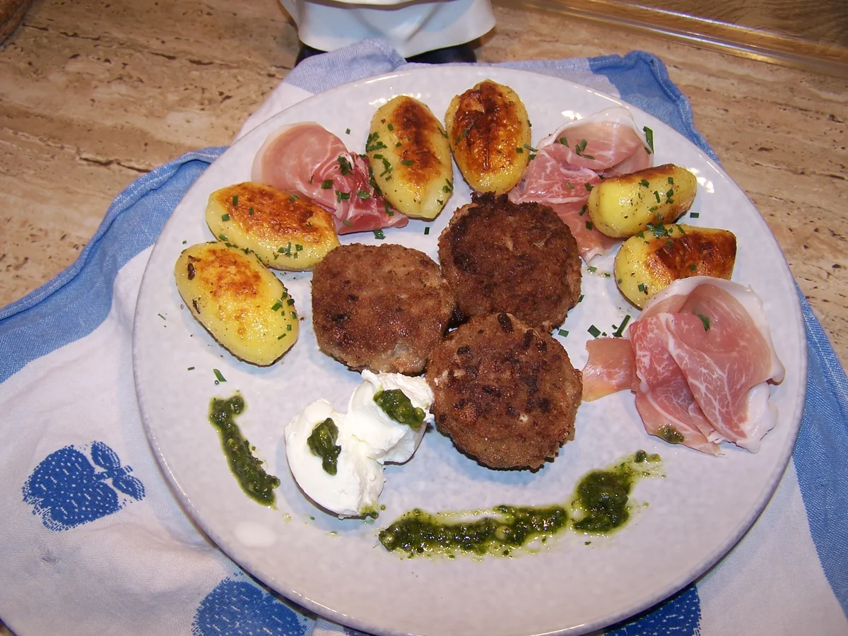 Rezept: Hackfleischpflanzerl mit Drilling Kartöffelchen Bild Nr. 8161 Hackfleischpflanzerl mit Drilling Kartöffelchen - Rezept - Bild Nr. 8161