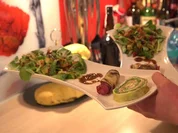 Spinat-Lachsröllchen mit Salatvariation und Safran-Pistazien-Brot - Rezept - Bild Nr. 2