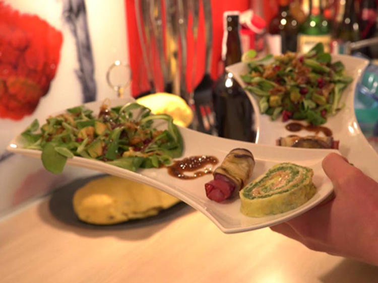 Spinat Lachsröllchen mit Salatvariation und Safran Pistazien Brot ...