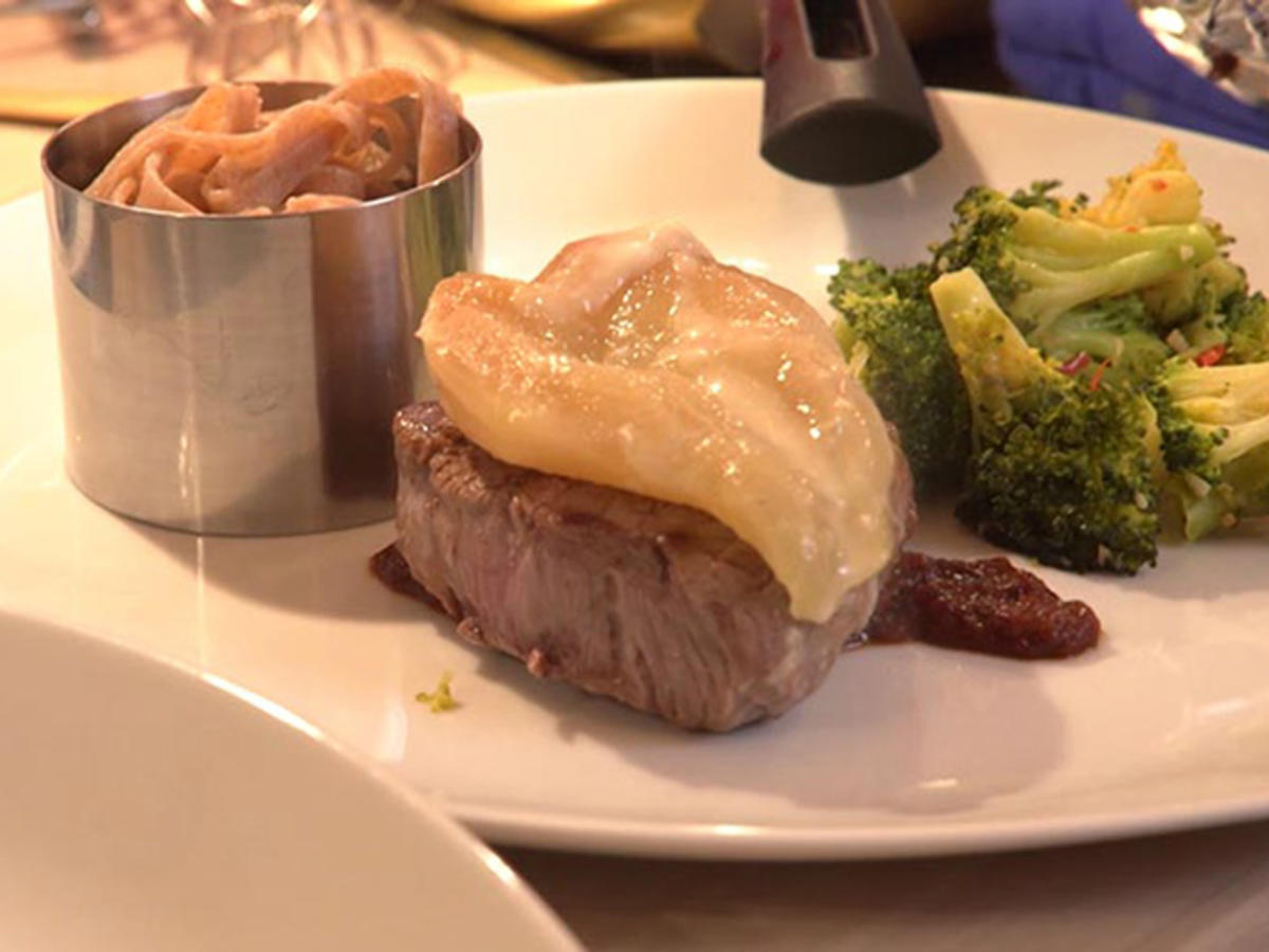 Rinderfilet mit Birne &amp; Gorgonzola und Rotweinsauce - Rezept - kochbar.de