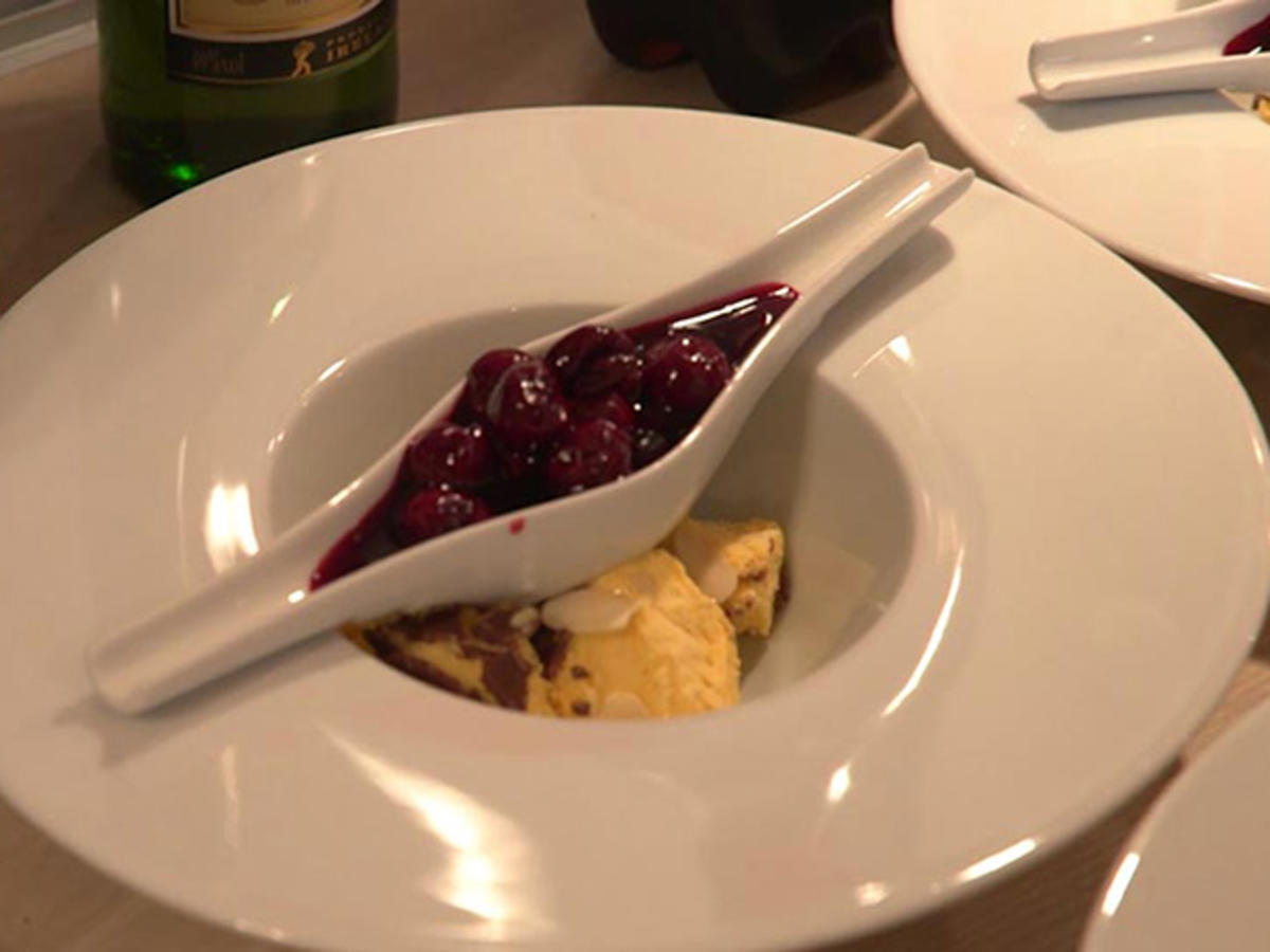Geeister Kaiserschmarrn mit eingelegten Kirschen - Rezept - kochbar.de
