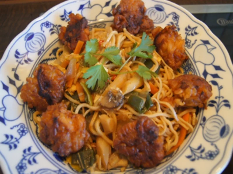 Rezept: Ausgebackene Hähnchenbrustfiletwürfel und Mie-Nudeln mit Ei und Gemüse Bild Nr. 8150 Ausgebackene Hähnchenbrustfiletwürfel und Mie-Nudeln mit Ei und Gemüse - Rezept - Bild Nr. 8150