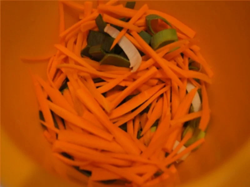 Rezept: Ausgebackene Hähnchenbrustfiletwürfel und Mie-Nudeln mit Ei und Gemüse Bild Nr. 8169 Ausgebackene Hähnchenbrustfiletwürfel und Mie-Nudeln mit Ei und Gemüse - Rezept - Bild Nr. 8169