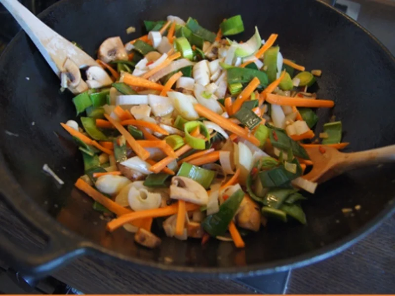 Rezept: Ausgebackene Hähnchenbrustfiletwürfel und Mie-Nudeln mit Ei und Gemüse Bild Nr. 8174 Ausgebackene Hähnchenbrustfiletwürfel und Mie-Nudeln mit Ei und Gemüse - Rezept - Bild Nr. 8174