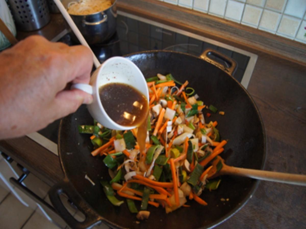 Ausgebackene Hähnchenbrustfiletwürfel und Mie-Nudeln mit Ei und Gemüse - Rezept - Bild Nr. 8176